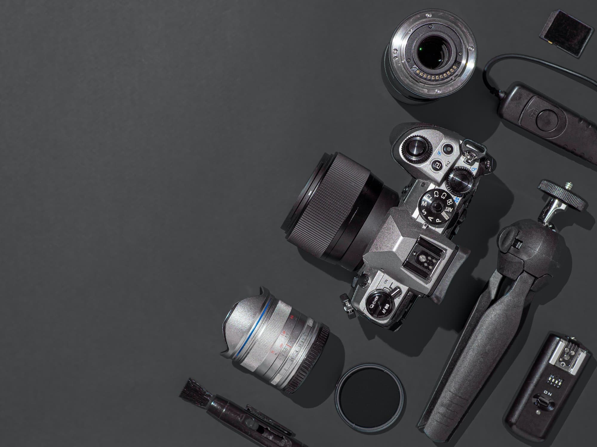 The Ultimate Street Photography Camera Guide: DSLR vs Mirrorless