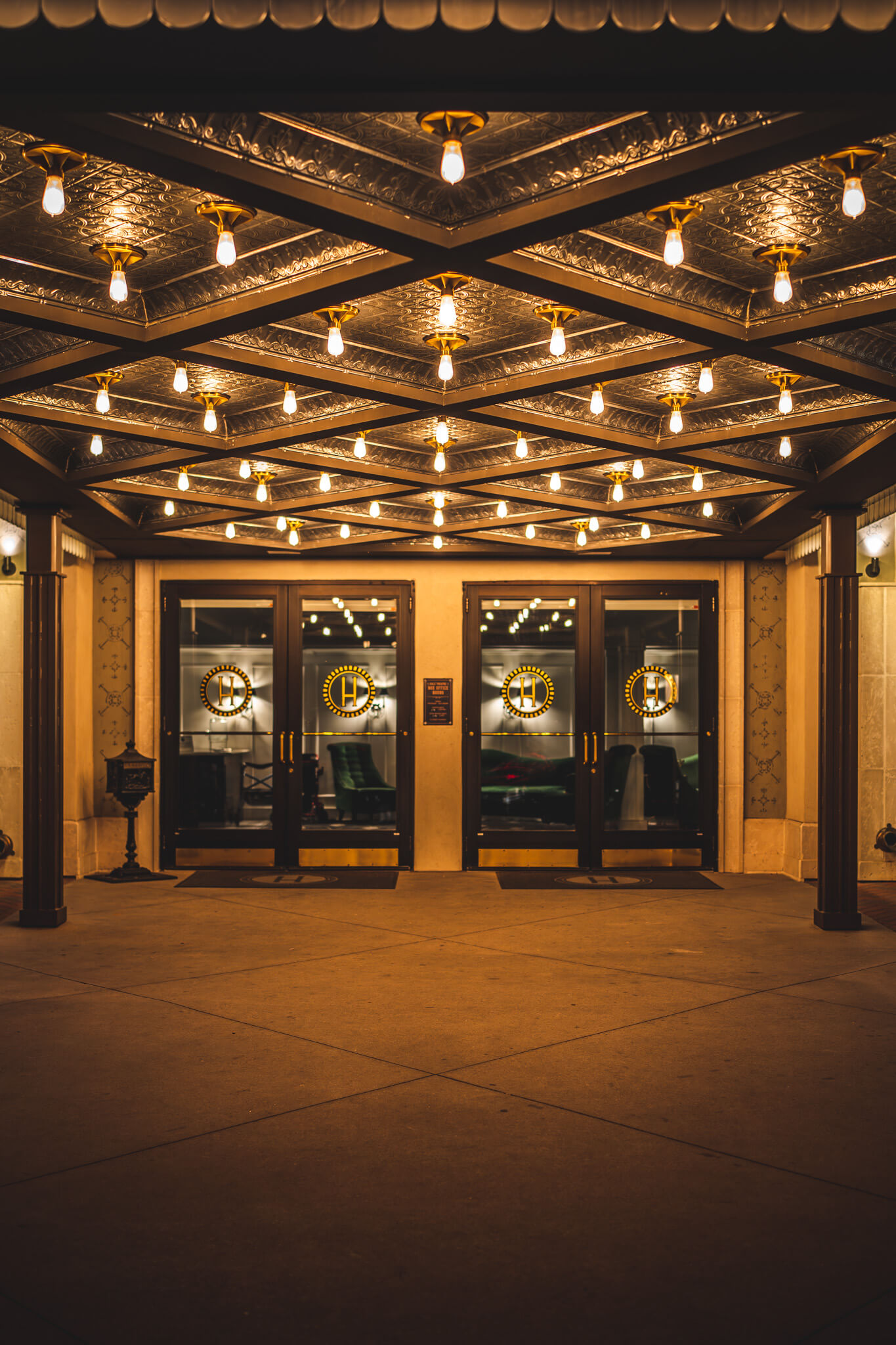 A Guide to Learning Low Light Photography and Creating Stunning Nocturnal Street Images