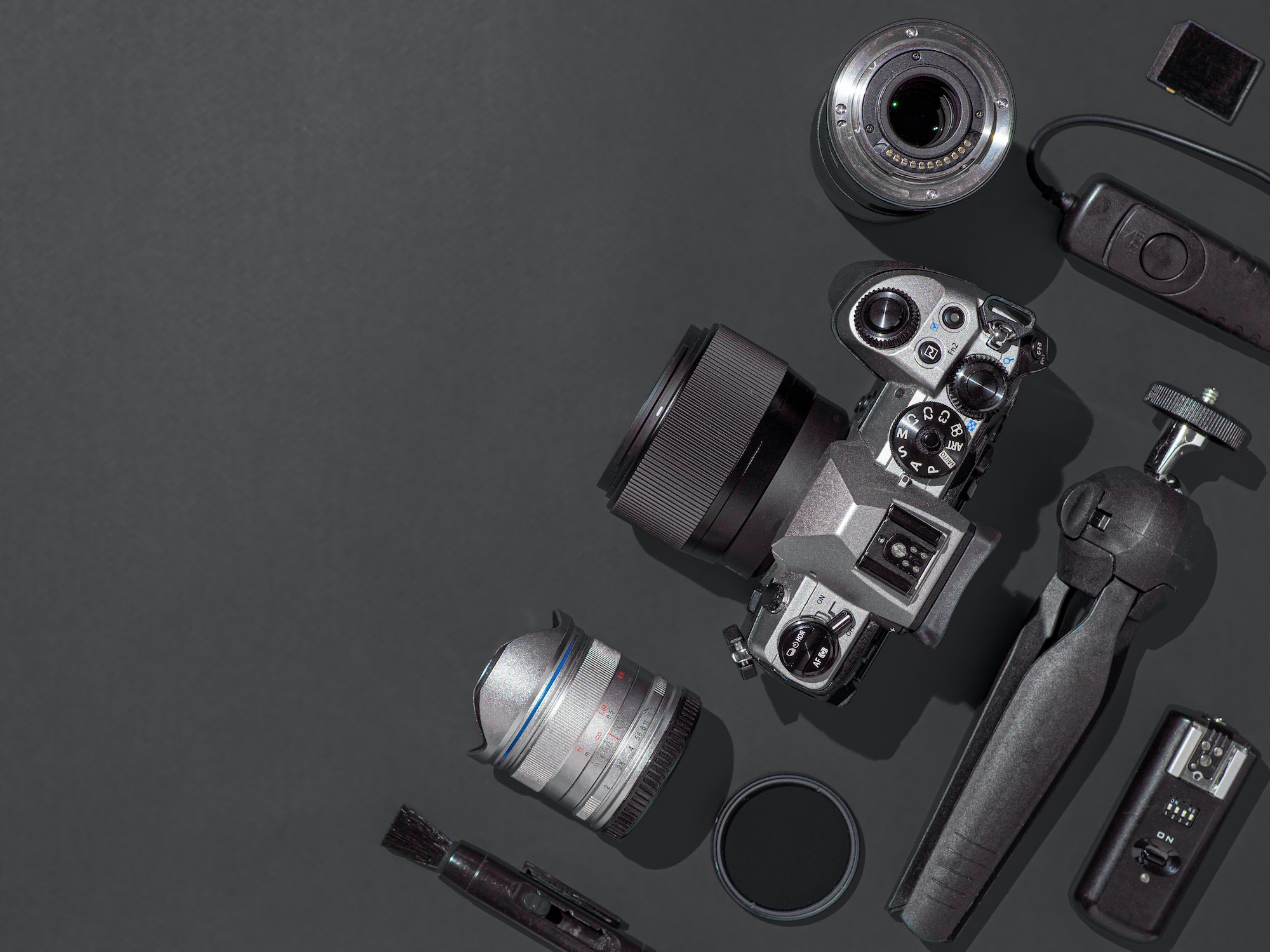 The Ultimate Street Photography Camera Guide: DSLR vs Mirrorless